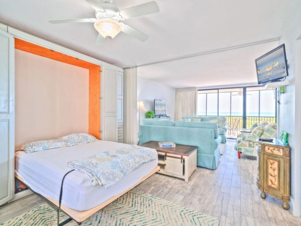 2 Bedrooms Plus Den/Bdr 25 Feet to Beach, Newly Remodeled