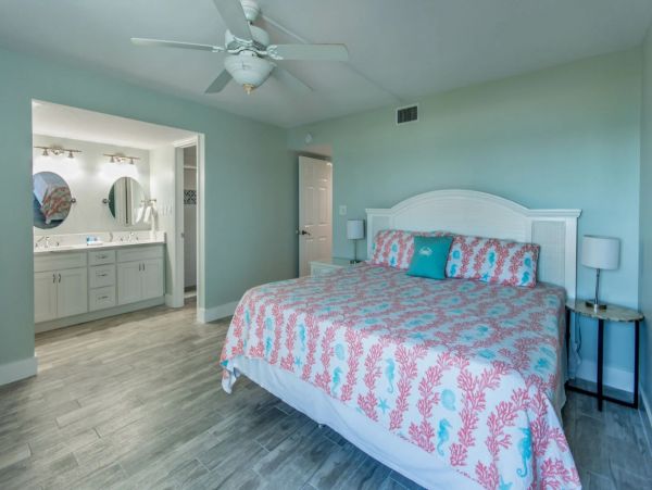 2 Bedrooms Plus Den/Bdr 25 Feet to Beach, Newly Remodeled