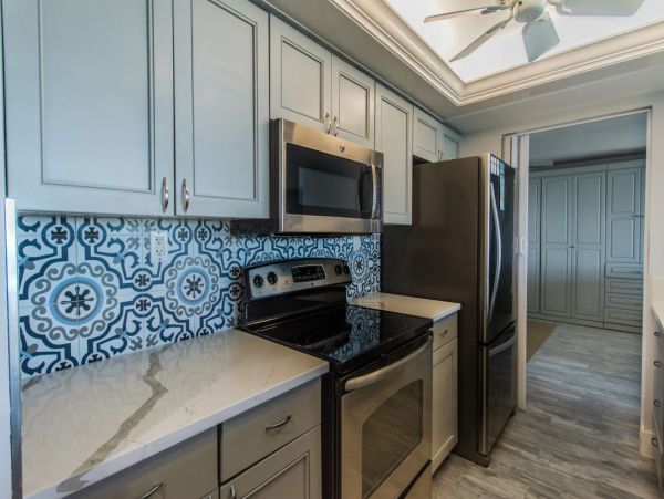 2 Bedrooms Plus Den/Bdr 25 Feet to Beach, Newly Remodeled