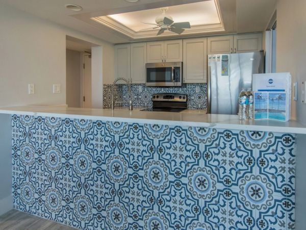 2 Bedrooms Plus Den/Bdr 25 Feet to Beach, Newly Remodeled