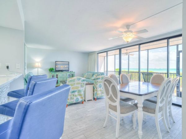 2 Bedrooms Plus Den/Bdr 25 Feet to Beach, Newly Remodeled