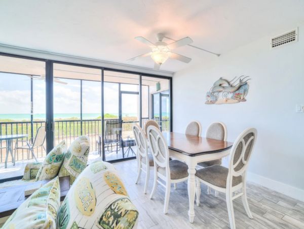 2 Bedrooms Plus Den/Bdr 25 Feet to Beach, Newly Remodeled