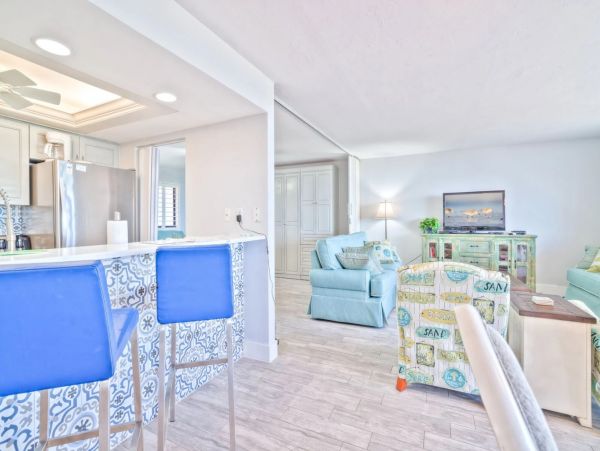 2 Bedrooms Plus Den/Bdr 25 Feet to Beach, Newly Remodeled