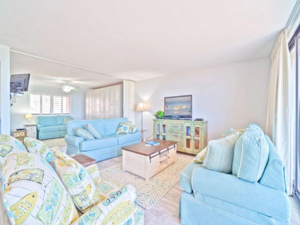 2 Bedrooms Plus Den/Bdr 25 Feet to Beach, Newly Remodeled