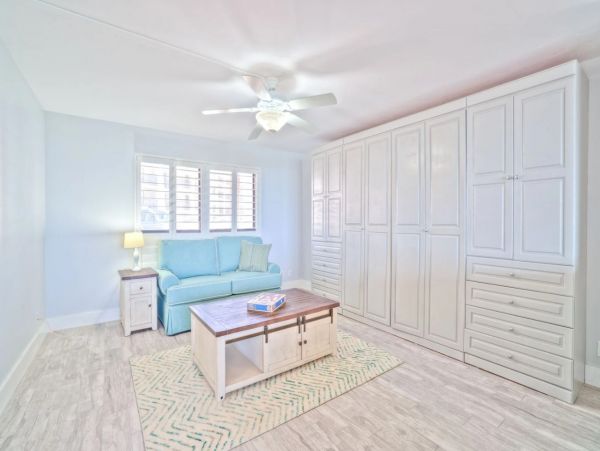 2 Bedrooms Plus Den/Bdr 25 Feet to Beach, Newly Remodeled