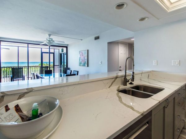 2 Bedrooms Plus Den/Bdr 25 Feet to Beach, Newly Remodeled