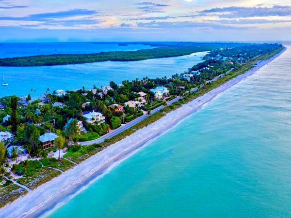 Captiva Charming Three Bedroom Vacation Residence.