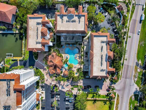 Naples Vacation Condo Three Bedroom Walk to Beach