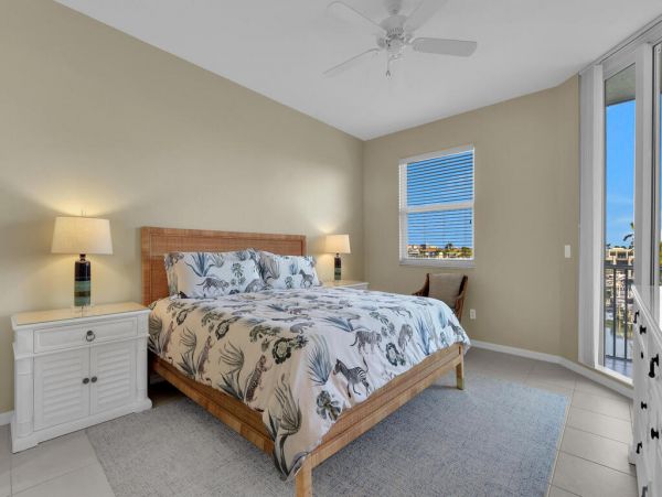Naples Vacation Condo Three Bedroom Walk to Beach
