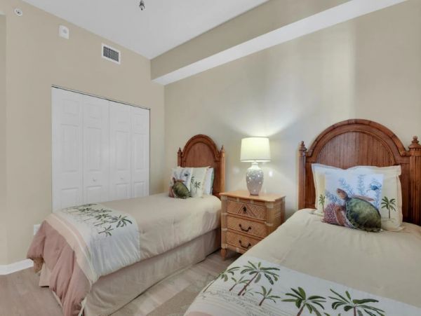 Naples Vacation Condo Three Bedroom Walk to Beach