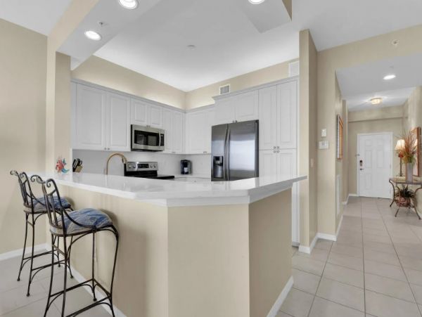 Naples Vacation Condo Three Bedroom Walk to Beach