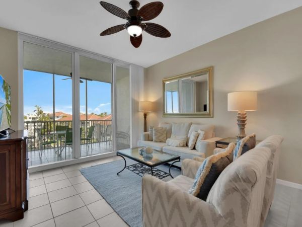 Naples Vacation Condo Three Bedroom Walk to Beach
