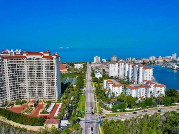 Naples Vacation Condo Three Bedroom Walk to Beach