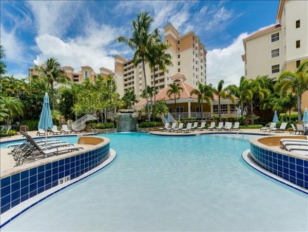 Naples Vacation Condo Three Bedroom Walk to Beach