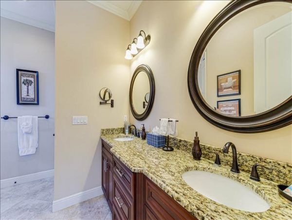 Naples Gorgeous Vacation Home with Pool and Spa 4 Bedrooms