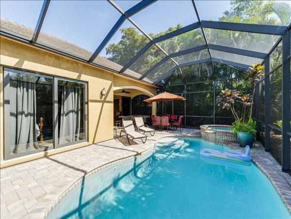 Naples Gorgeous Vacation Home with Pool and Spa 4 Bedrooms