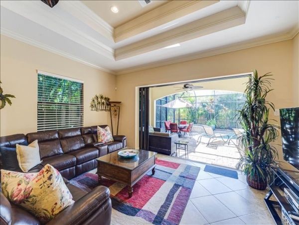 Naples Gorgeous Vacation Home with Pool and Spa 4 Bedrooms
