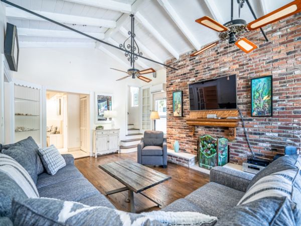 Hollywood Home 965836