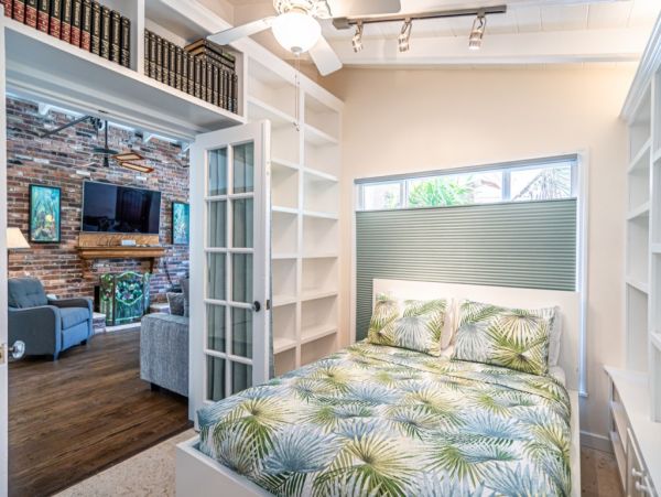 Hollywood Home 965836