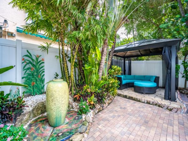 Hollywood Home 965836