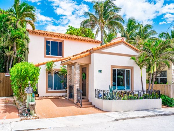 Hollywood Home 965836
