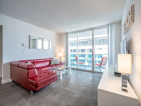 Hollywood Condo 965838