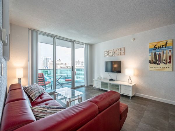 Hollywood Condo 965838
