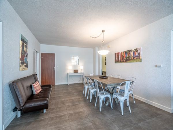 Hollywood Condo 965838