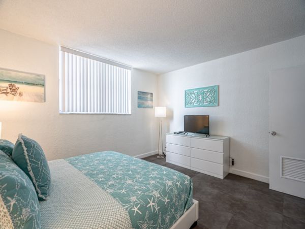 Hollywood Condo 965838