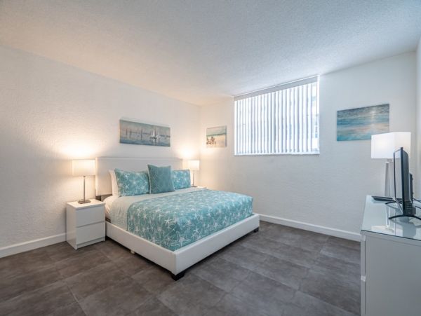 Hollywood Condo 965838