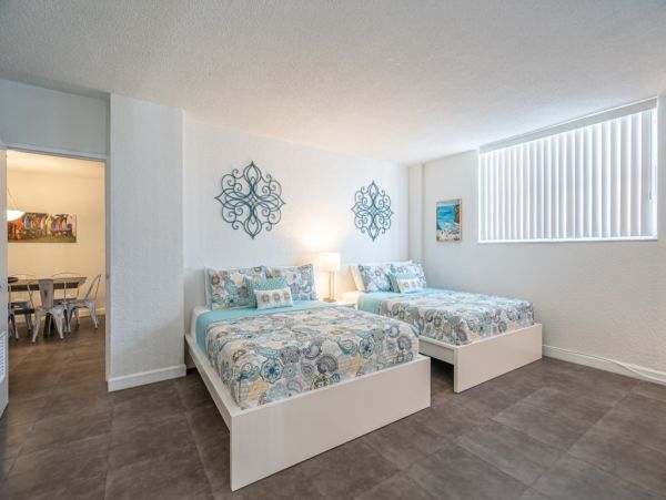 Hollywood Condo 965838
