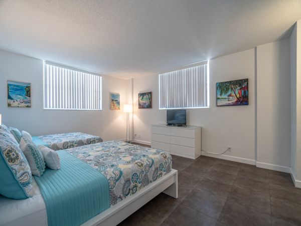 Hollywood Condo 965838