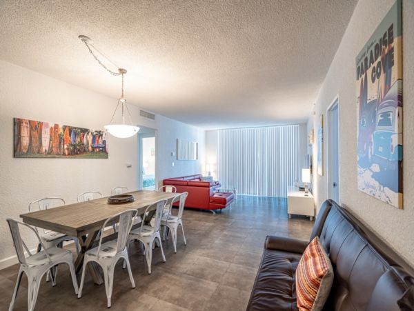 Hollywood Condo 965838