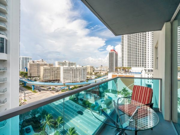 Hollywood Condo 965838