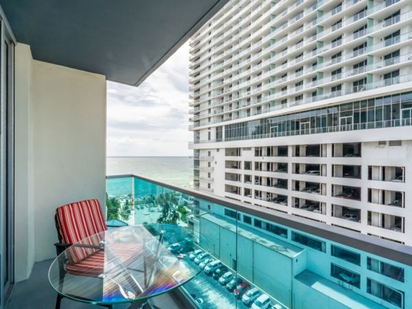 Hollywood Condo 965838