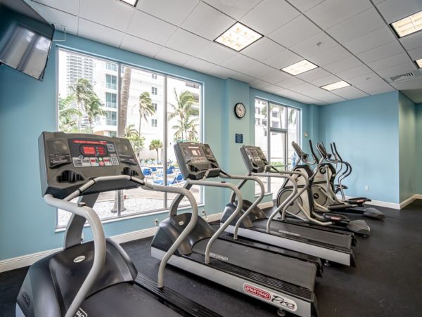 Hollywood Condo 965838
