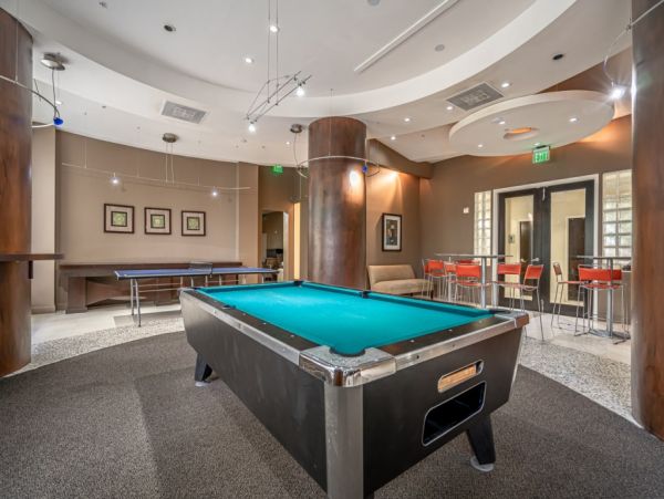 Hollywood Condo 965838