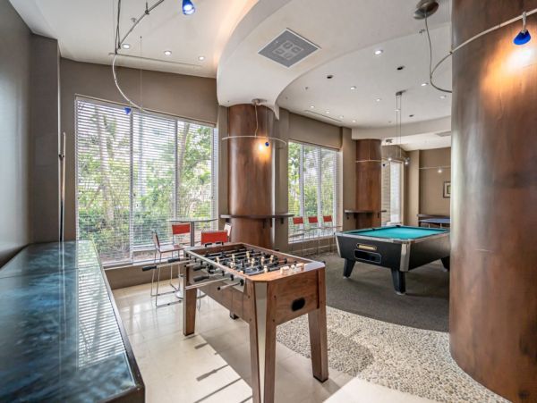 Hollywood Condo 965838