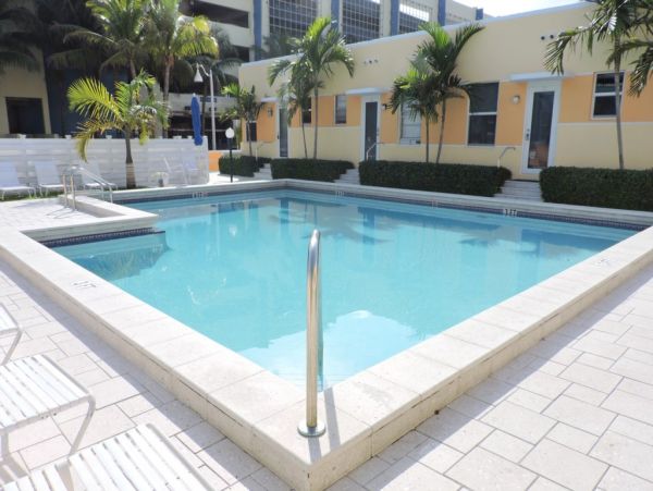 Hollywood Condo 965841