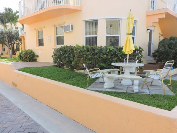 Hollywood Condo 965841