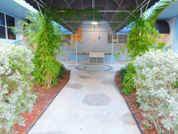 Hollywood Condo 965843