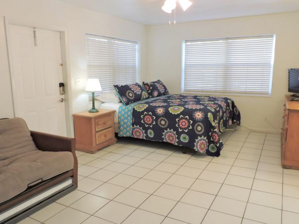 Hollywood Condo 965851