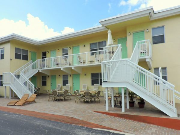 Hollywood Condo 965854