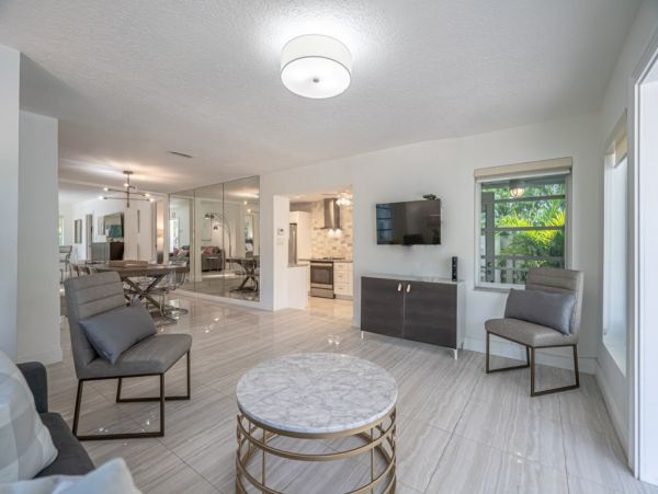 Hollywood Home 965861