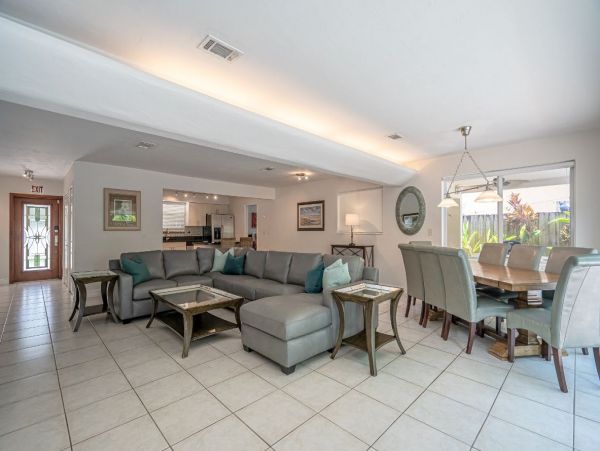 4 Bedroom Vacation Pool Home in Hollywood Sleeps 10