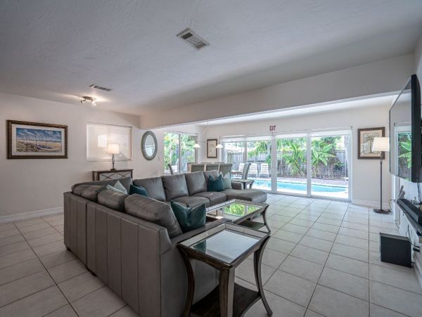 4 Bedroom Vacation Pool Home in Hollywood Sleeps 10