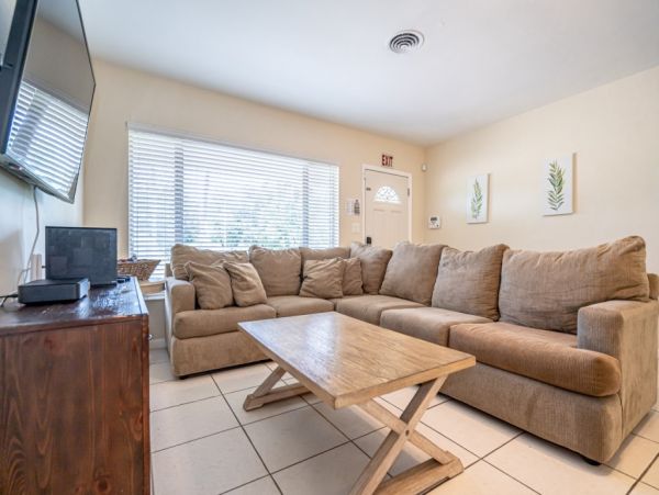 Hollywood Home 965880