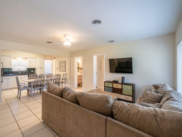 Hollywood Home 965880