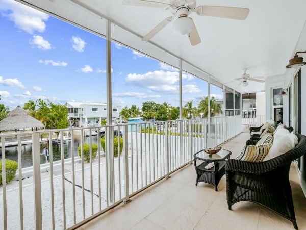 Beautiful 4 Bedroom Home with Water Views & Dock, Dogs ok