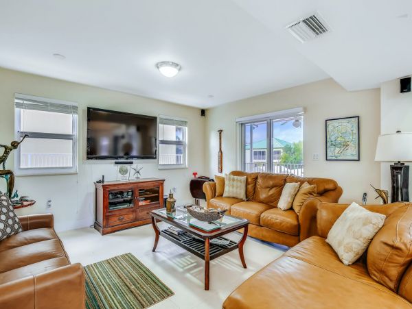Beautiful 4 Bedroom Home with Water Views & Dock, Dogs ok